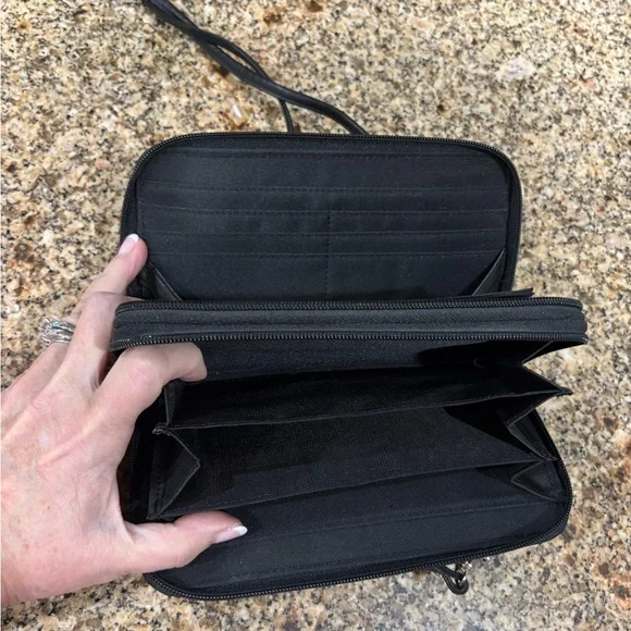 Wilsons Leather Elegant Black Crossbody Bag - Picture 12 of 16